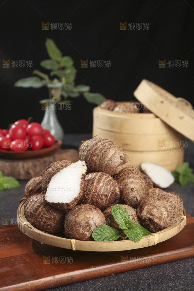 深底上的新鲜小芋头