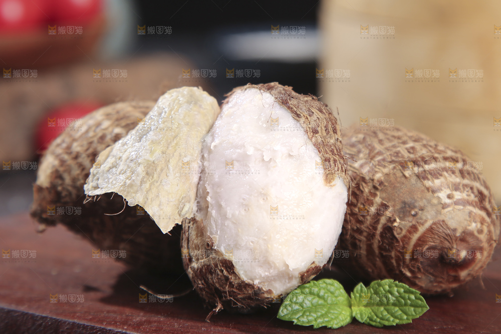 深底上的新鲜小芋头