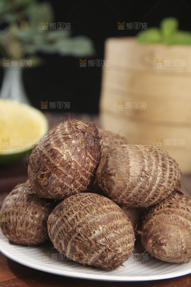 深底上的新鲜小芋头