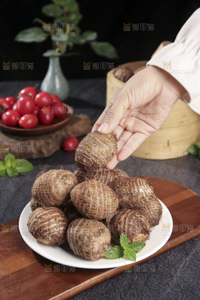 深底上的新鲜小芋头
