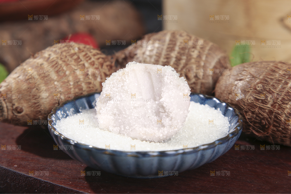 深底上的新鲜小芋头