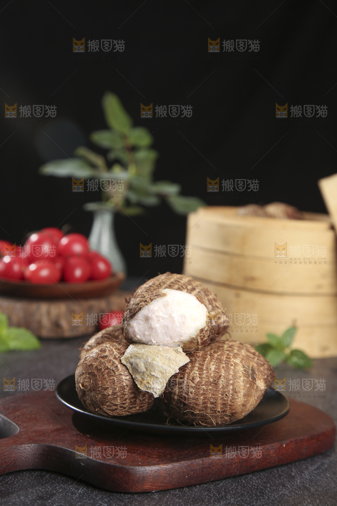 深底上的新鲜小芋头