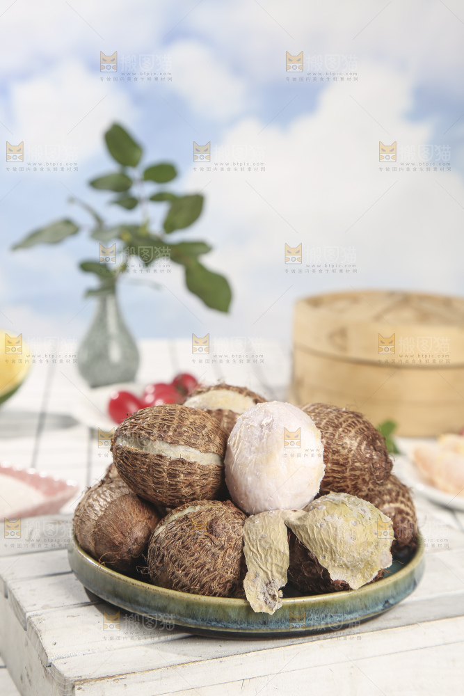 浅底上的新鲜小芋头