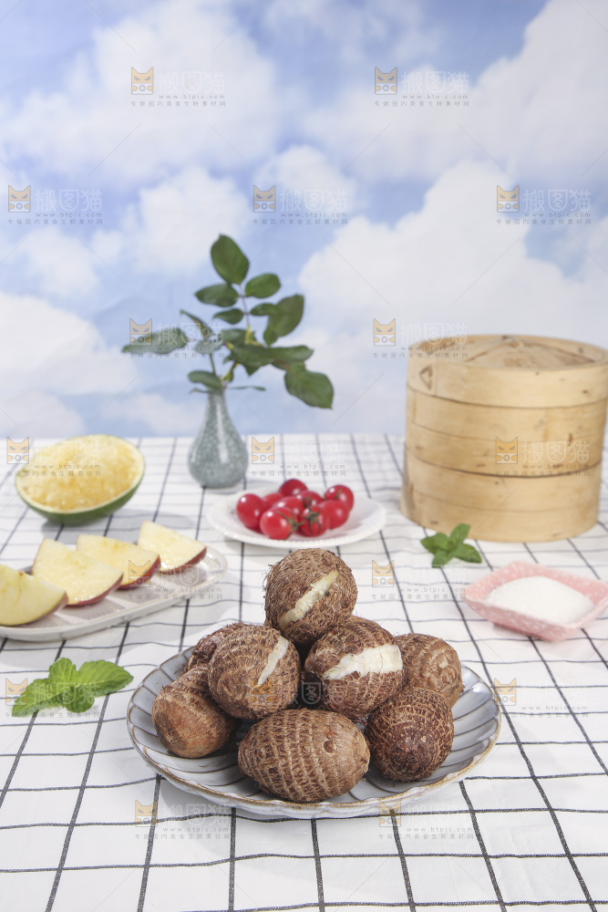 浅底上的新鲜小芋头