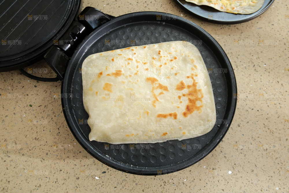 锅里的鸡蛋灌饼