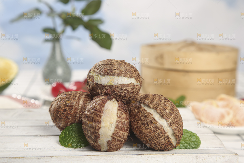 浅底上的新鲜小芋头