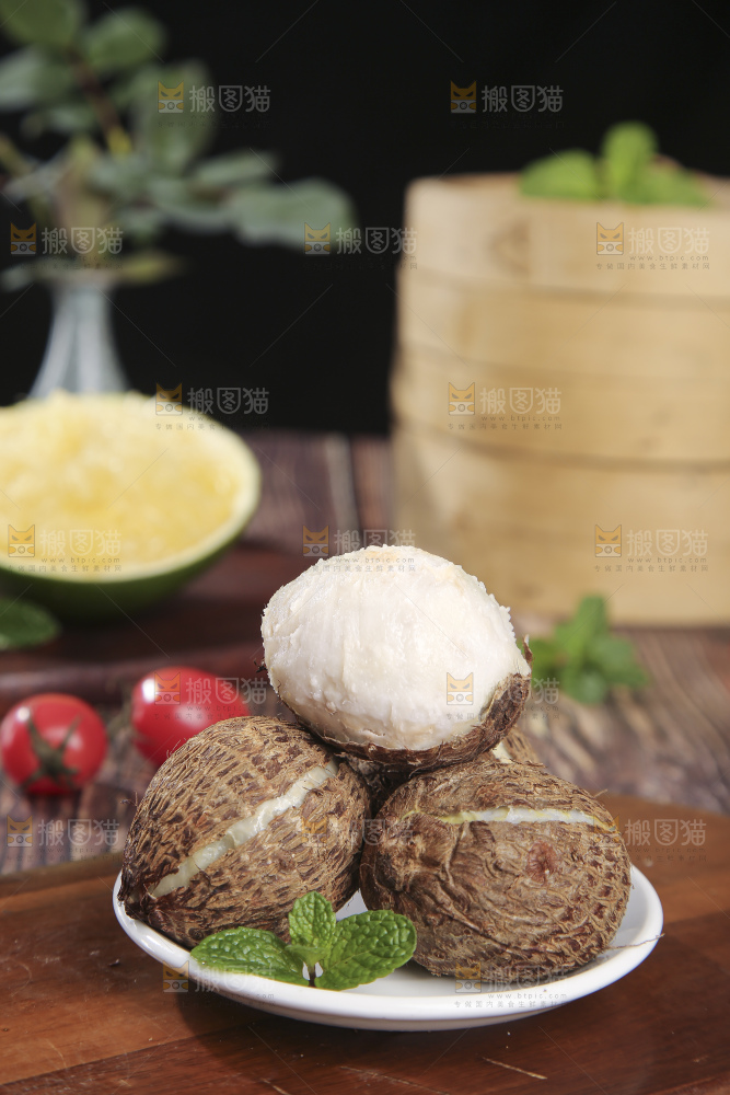 深底上的新鲜小芋头