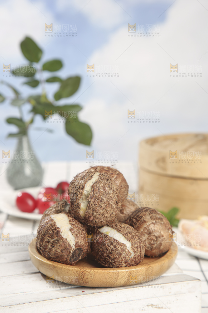 浅底上的新鲜小芋头