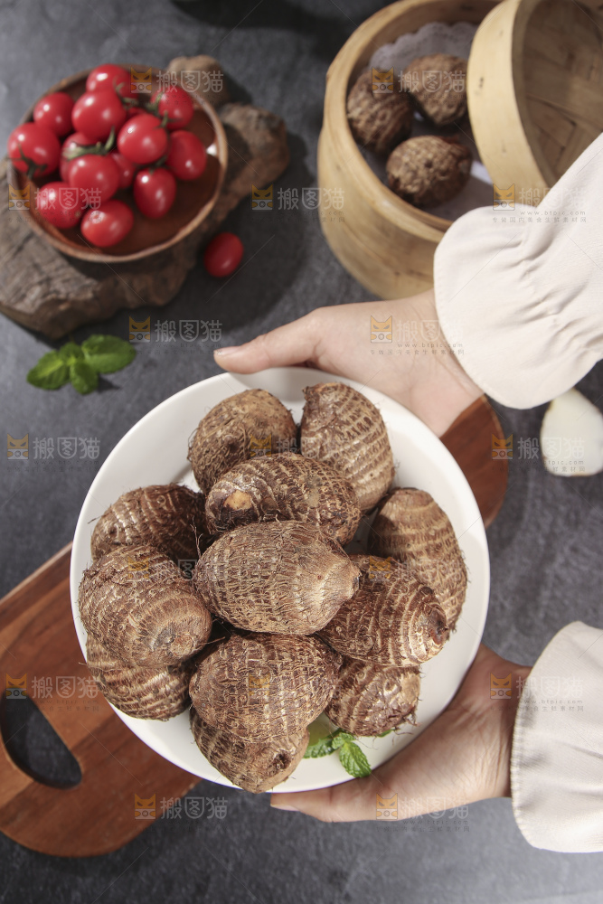 深底上的新鲜小芋头