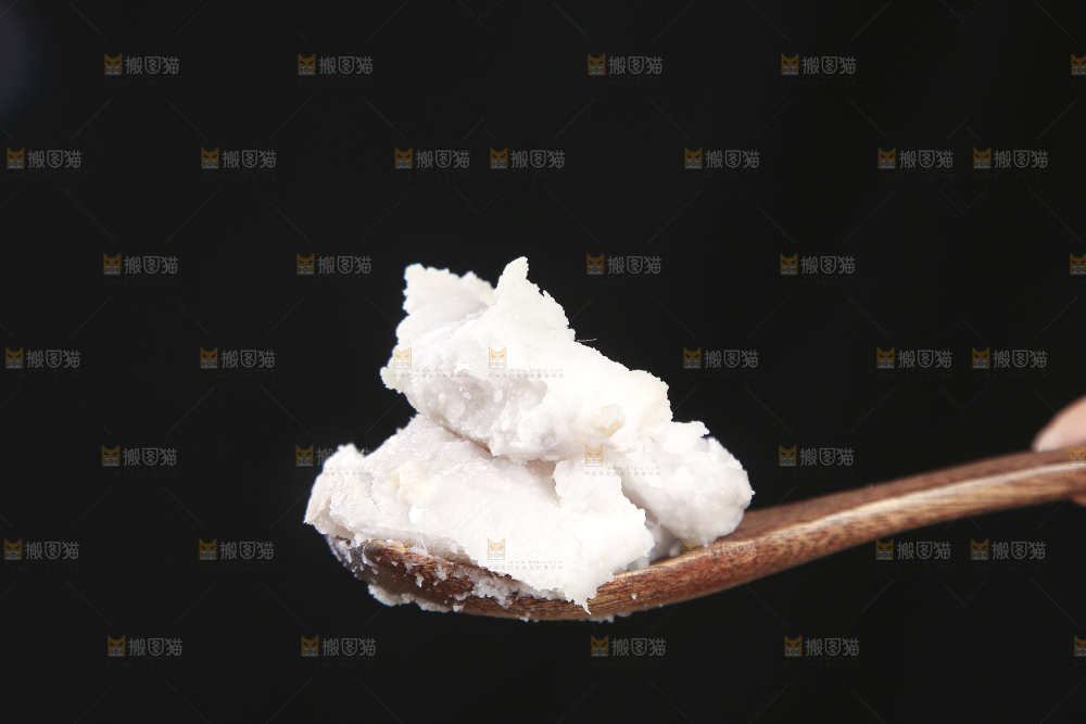 深底上的新鲜小芋头