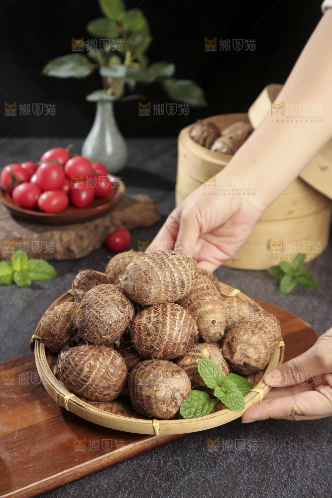深底上的新鲜小芋头