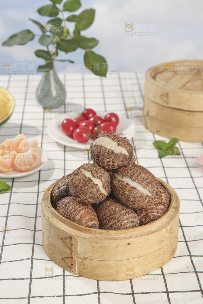 浅底上的新鲜小芋头