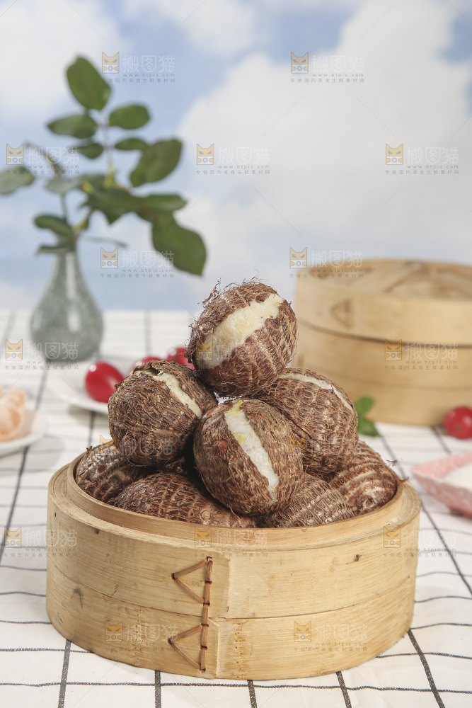 浅底上的新鲜小芋头