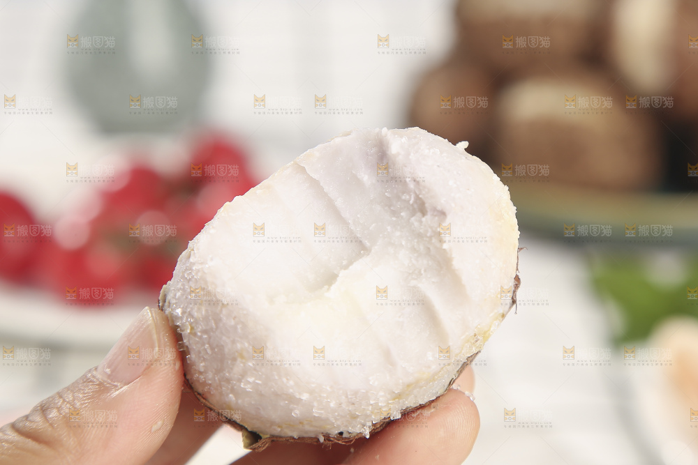 浅底上的新鲜小芋头