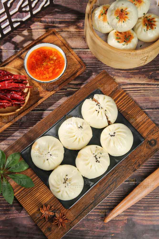 深底上的牛肉包子