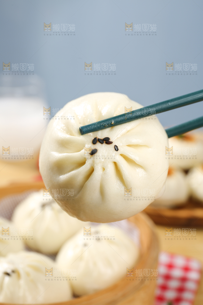 浅底上的牛肉包子