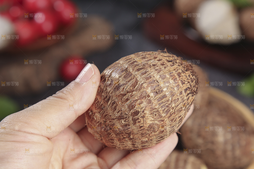 深底上的新鲜小芋头