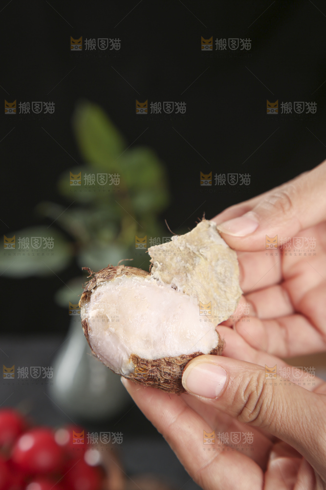 深底上的新鲜小芋头