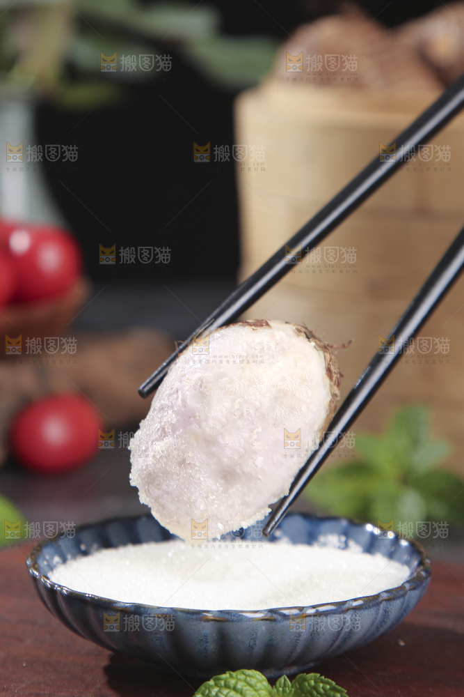 深底上的新鲜小芋头