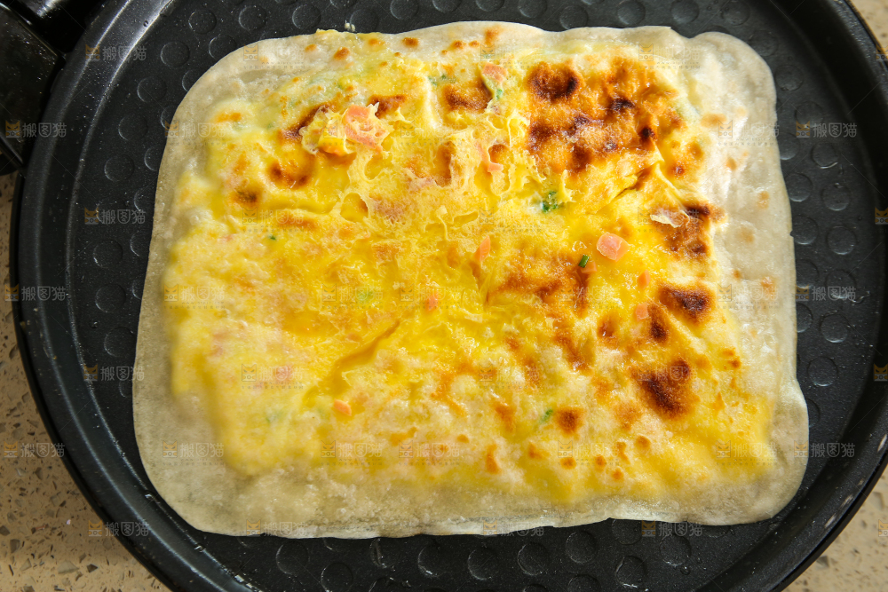 锅里的鸡蛋灌饼