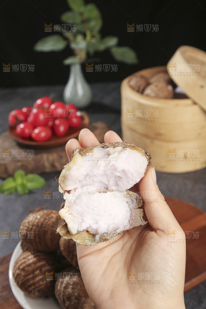 深底上的新鲜小芋头