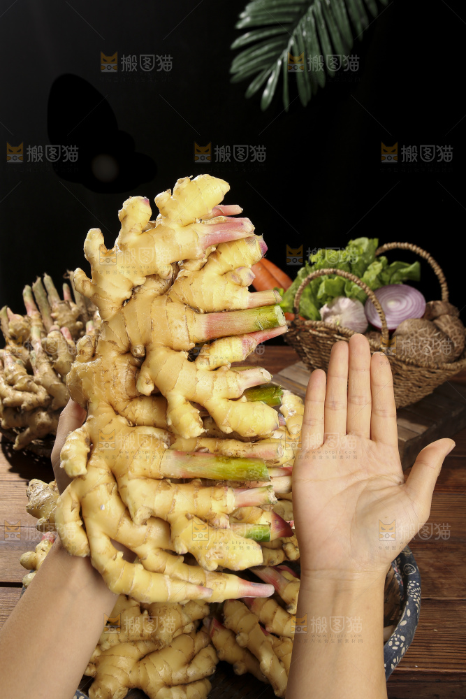木底上的新鲜小黄姜