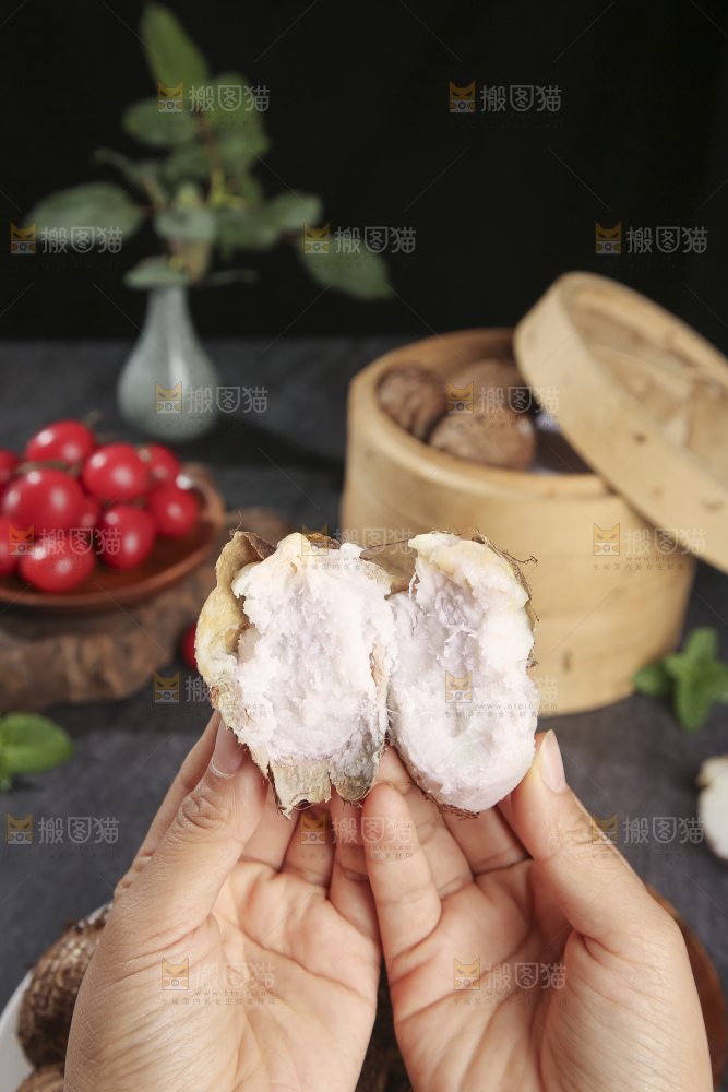 深底上的新鲜小芋头