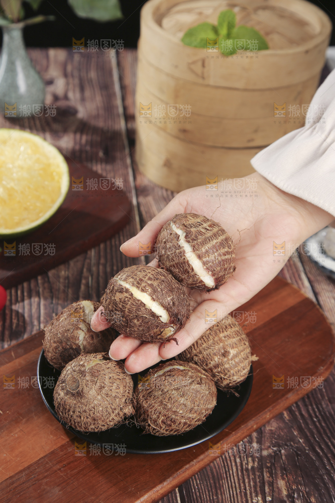 深底上的新鲜小芋头