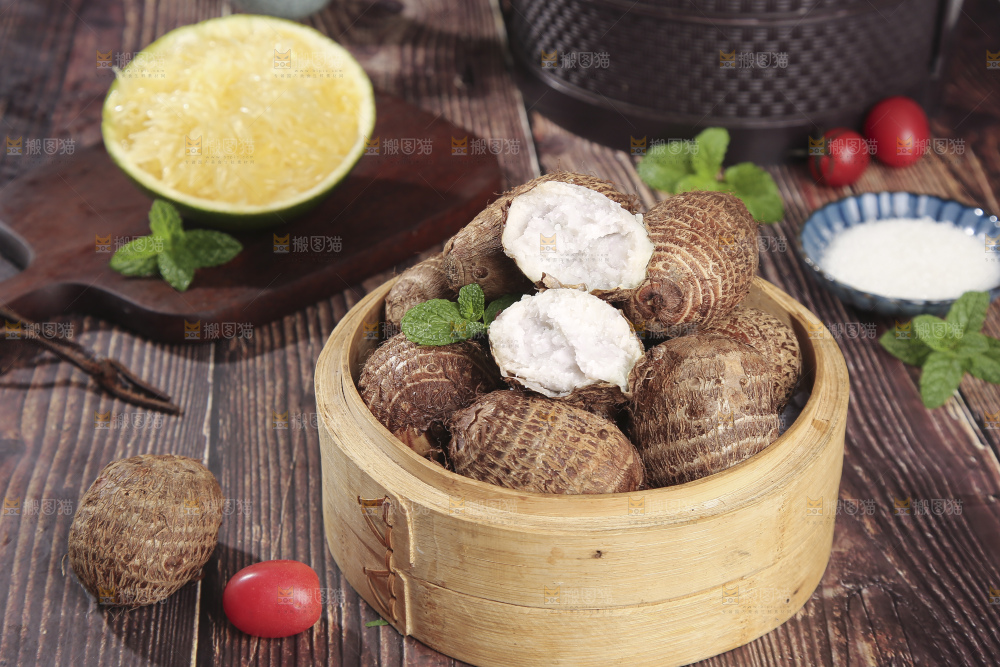 深底上的新鲜小芋头