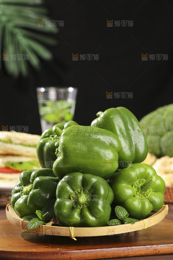 木底上的圆青椒