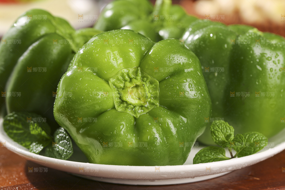 木底上的圆青椒