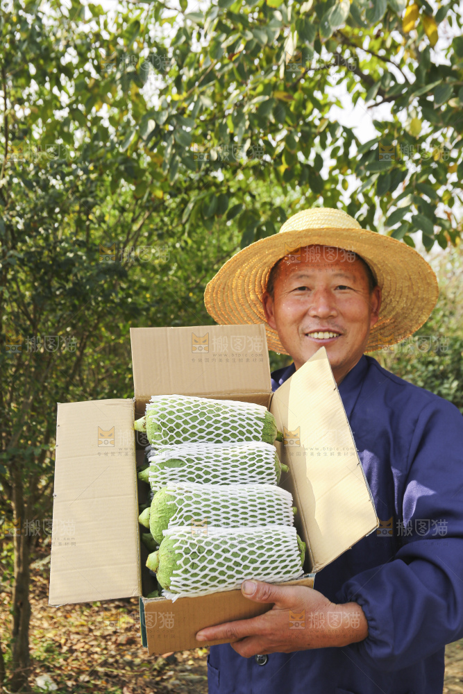 手里拿着新鲜丝瓜