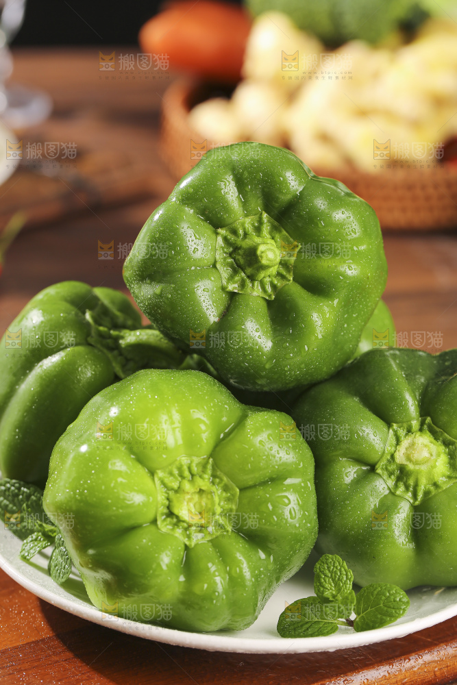 木底上的圆青椒