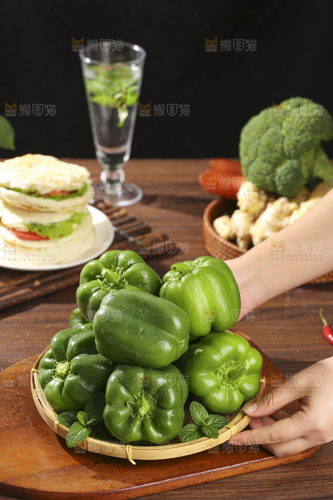 木底上的圆青椒