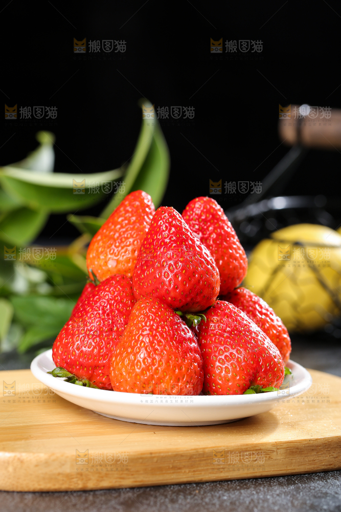 深底上的丹东草莓