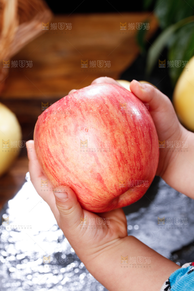 深底上的条纹苹果
