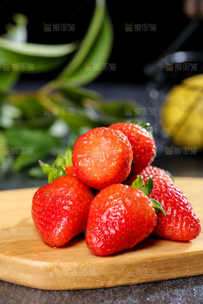 深底上的丹东草莓