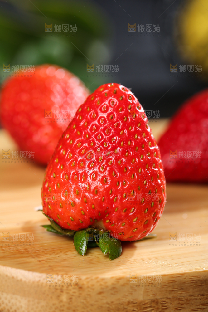 深底上的丹东草莓