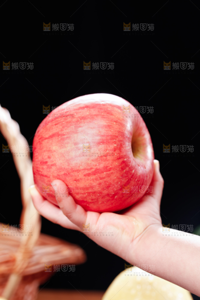 深底上的条纹苹果