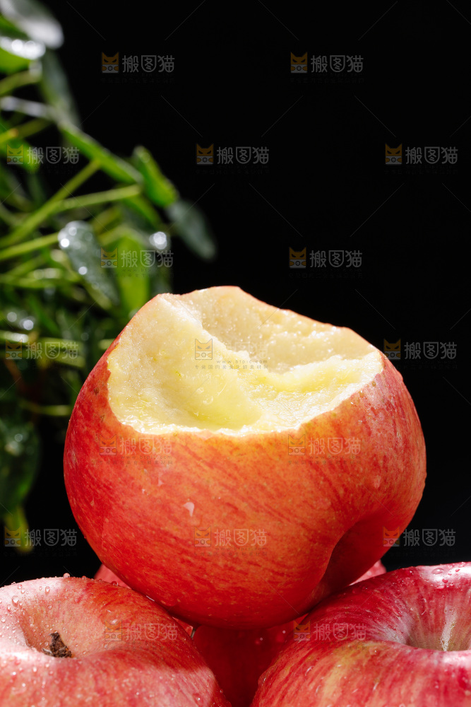 深底上的条纹苹果