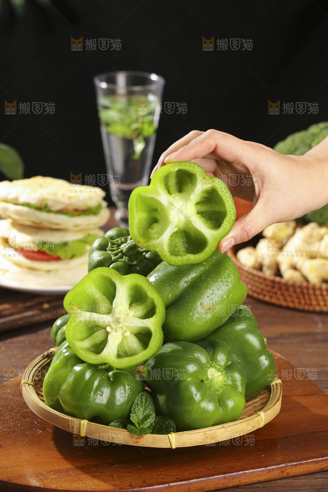 木底上的圆青椒