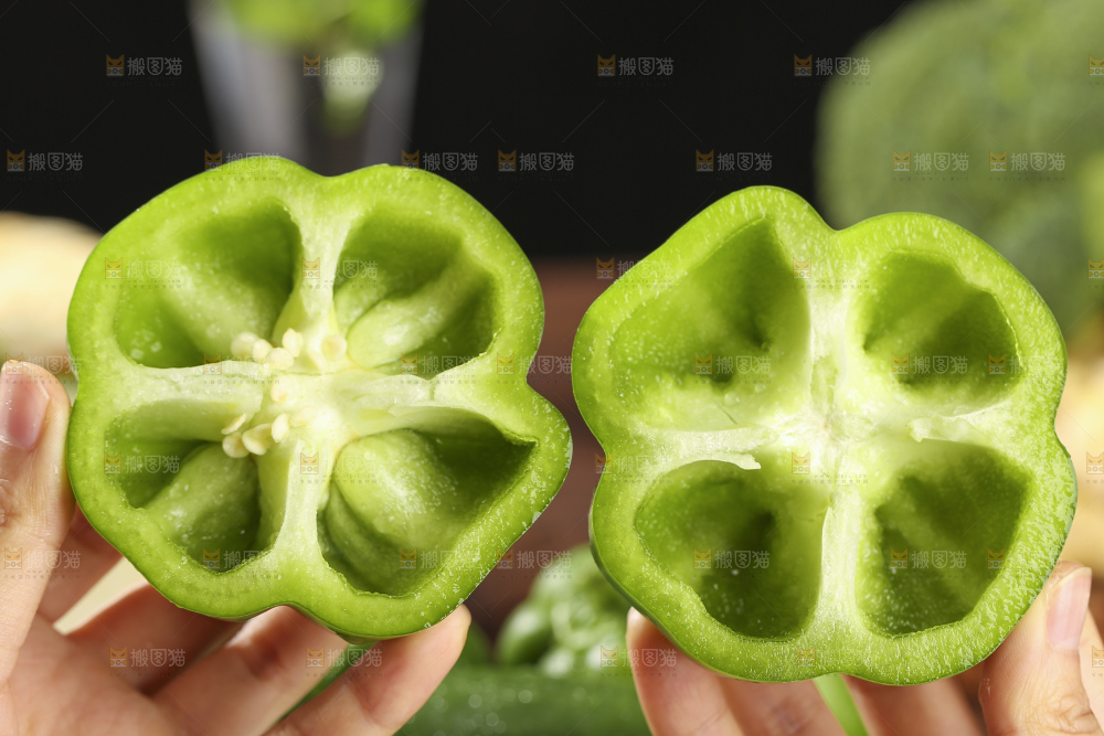 木底上的圆青椒