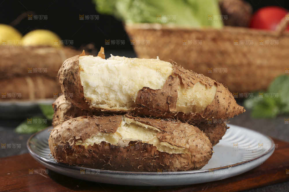 深底上的新鲜毛薯