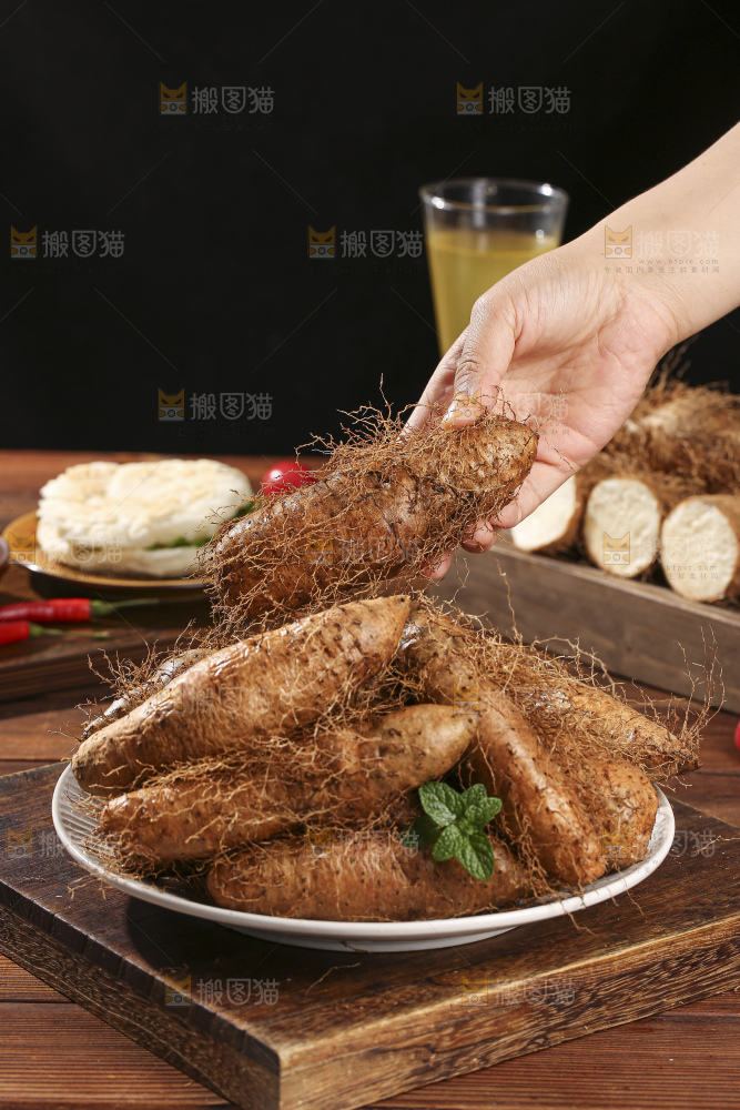 深底上的新鲜毛薯