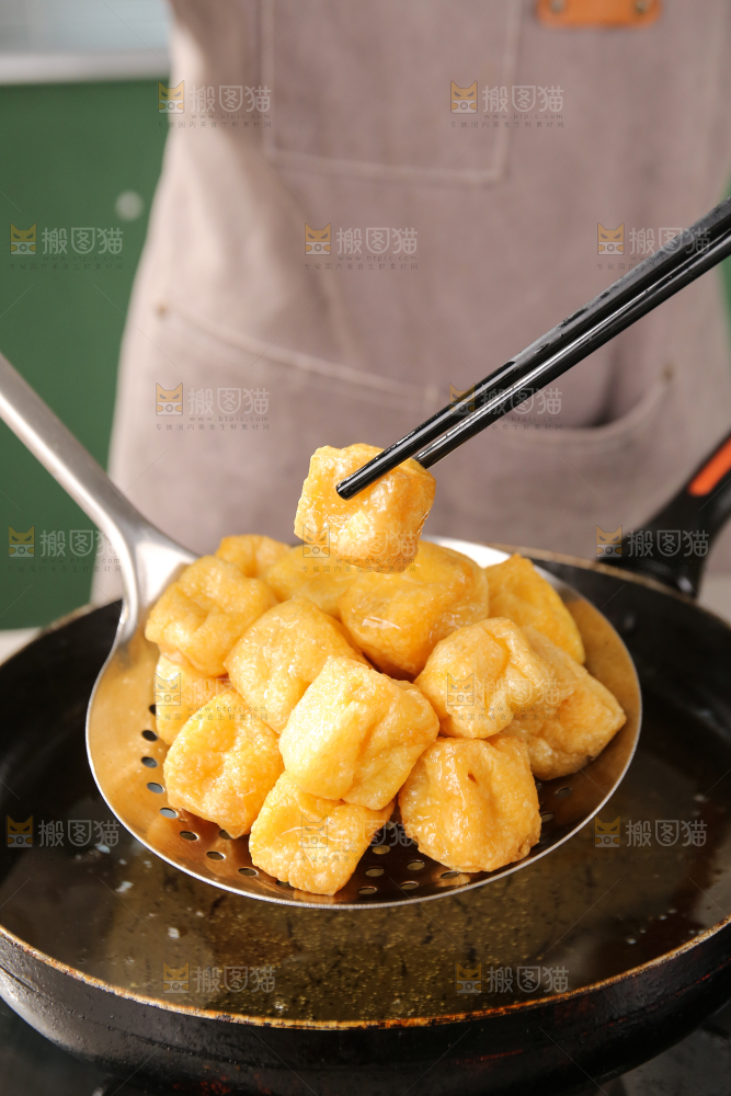 深底上的油豆腐