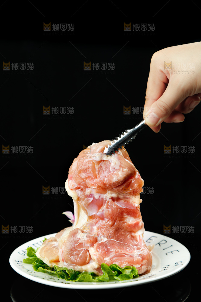 深底上的鸡腿肉