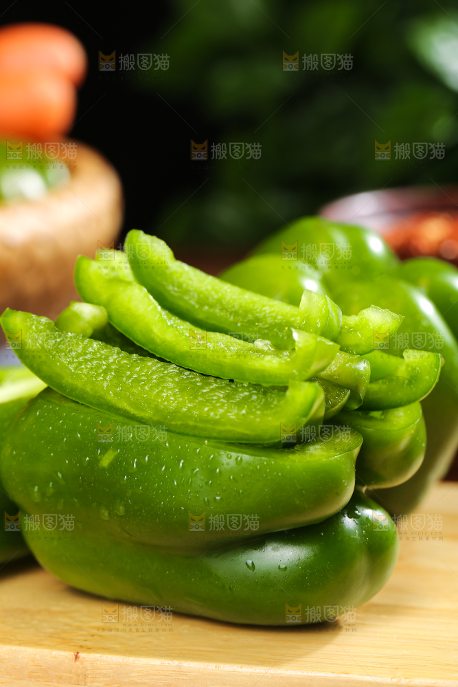 木底上的圆青椒