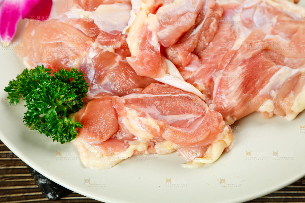深底上的鸡腿肉