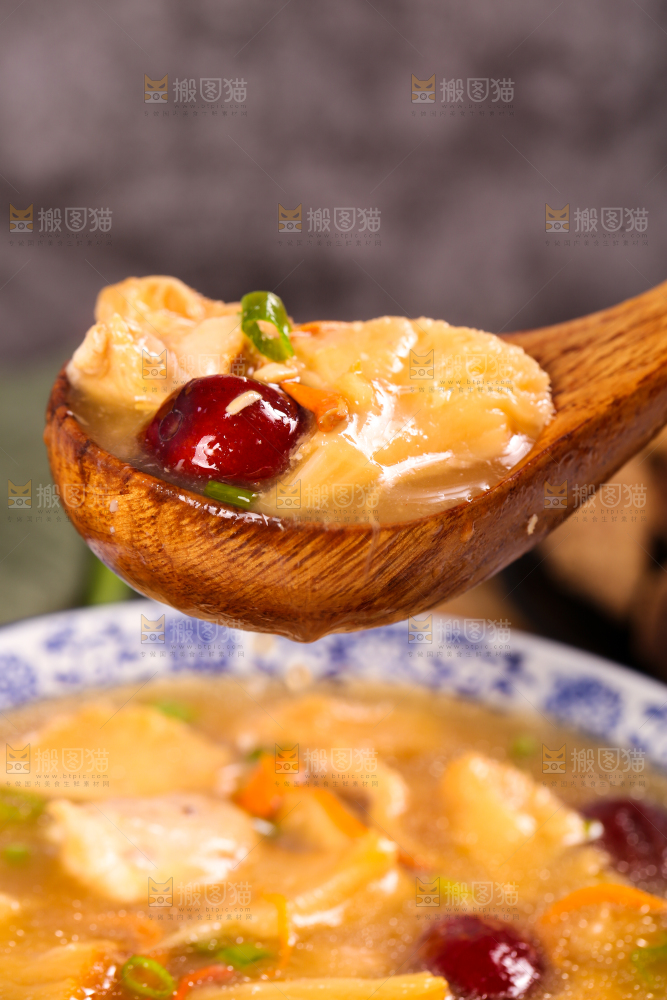 木底上的菌菇汤