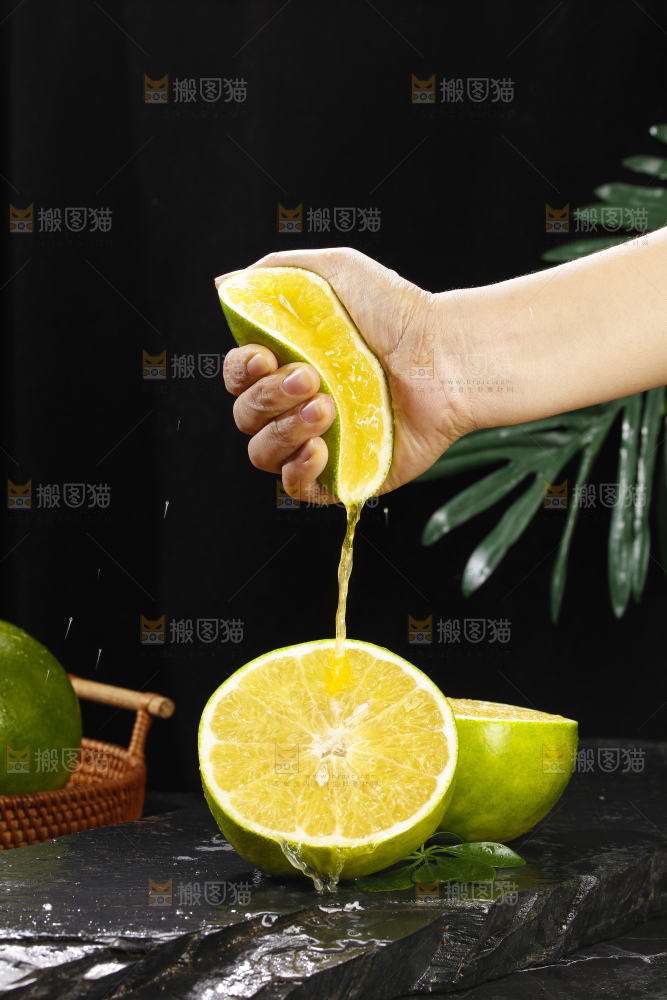深底上的青皮葡萄柚